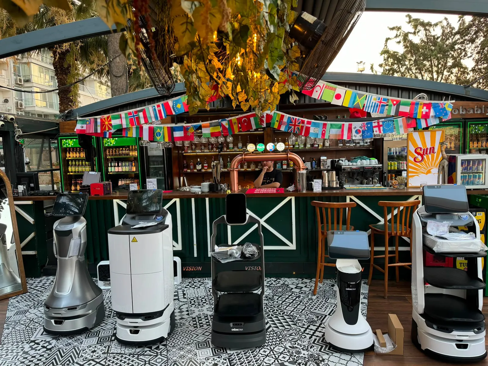 Bar önünde dizilmiş OrionStar robot ailesi