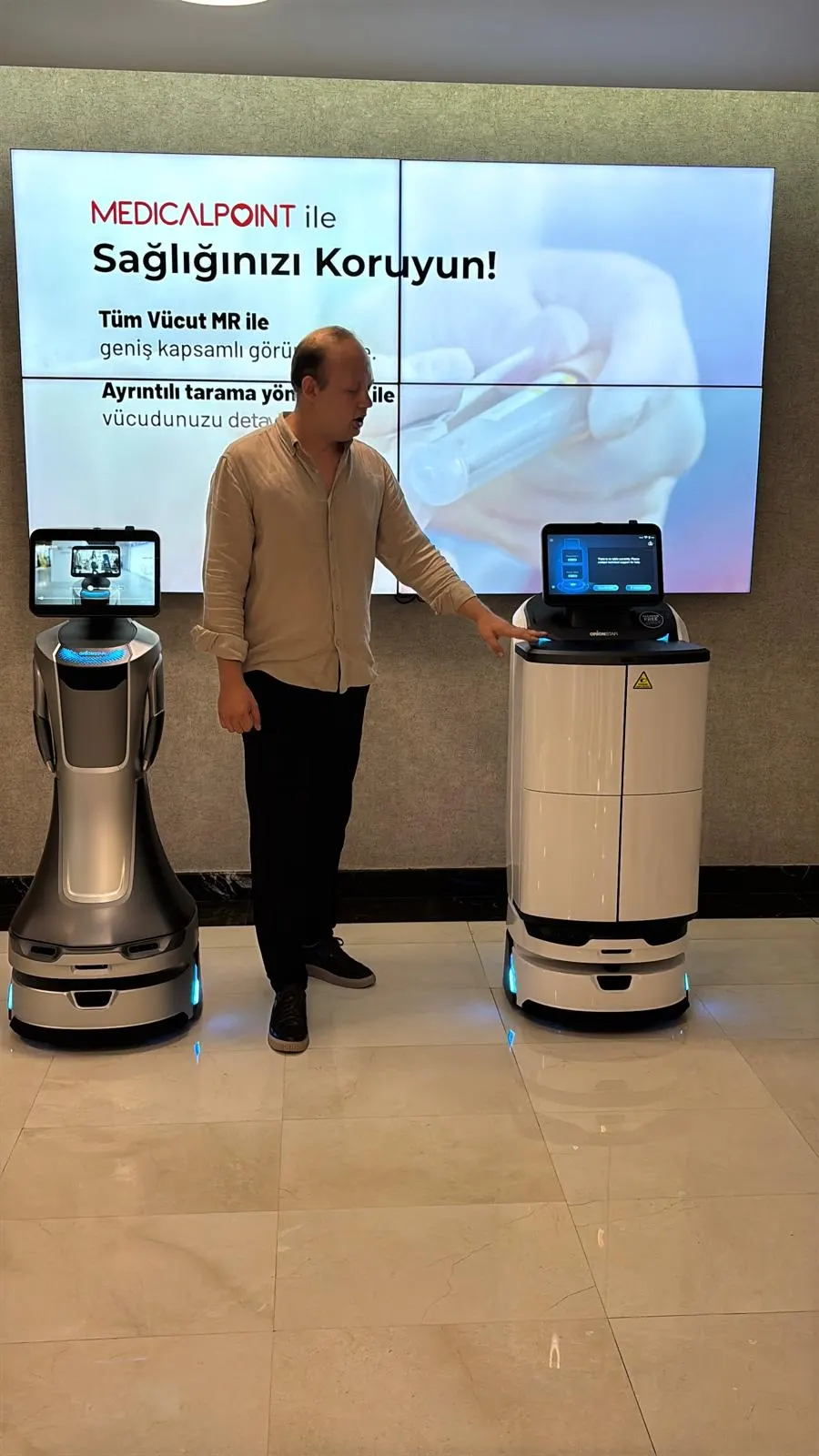Sağlık kurumunda Autodoor ve Nova robotlarının tanıtımı