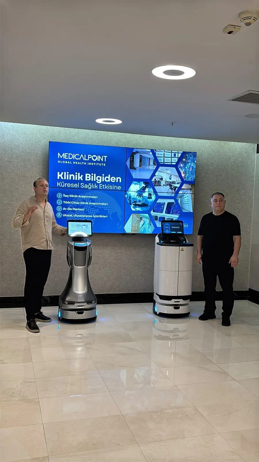 Sağlık kurumu lobisinde iki robotun tanıtımı